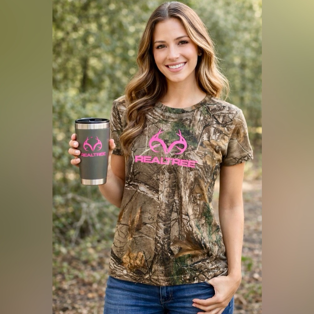 NWT Women’s Realtree Pink Logo Camouflage Tee size Large